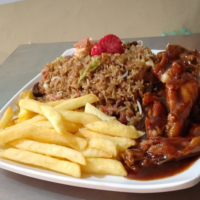 Arroz alitas picantes BBQ + papa francesa